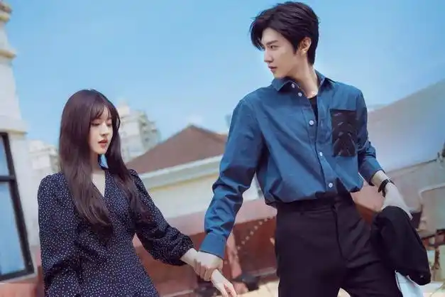 白敬亭春晚霸c位风波打不倒进组难哄扮赵露思哥哥