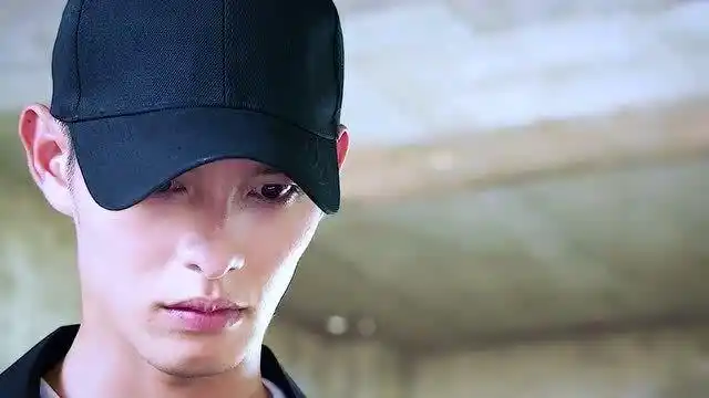 他在逆光中告白:这个选择题太难了,厉腾到底是救妻子还是兄弟?