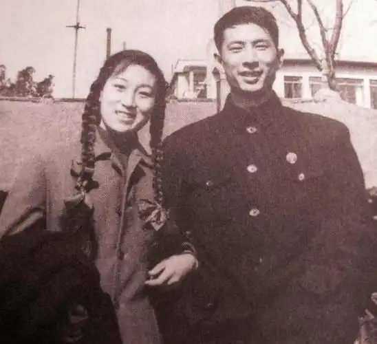 《南征北战》的高营长:妻子2次流产至不能生育,他一直不离不弃