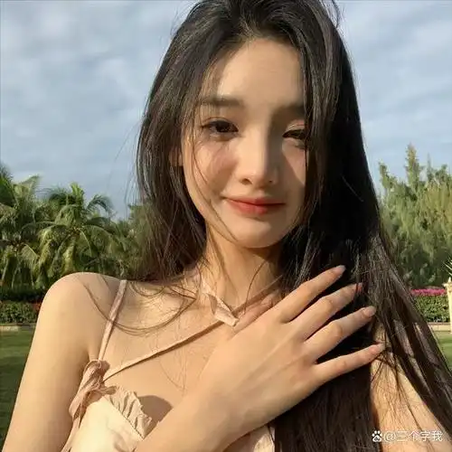 王思聪新女友身份曝光,是00后长相清纯似白鹿,住男方豪宅疑同居