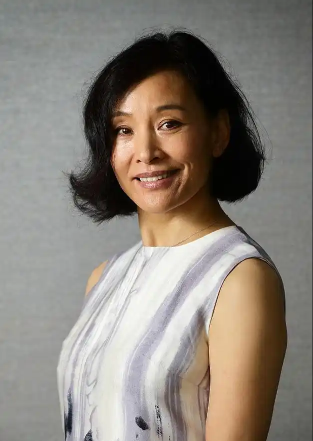 陈冲和很多演员不同的是,15岁一出道就走红了,然而,陈冲从小并非出生