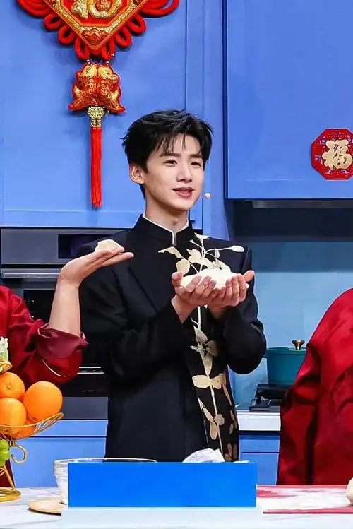 白敬亭全网掉粉,网友劝宋轶与其分手,杨紫也被拉下水_腾讯新闻