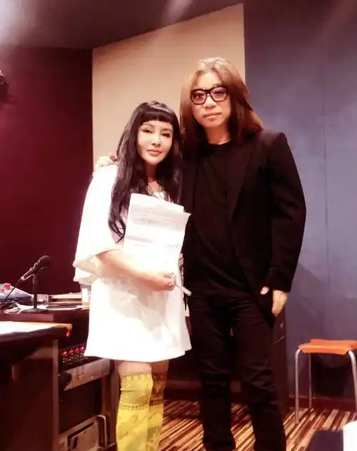 千百惠与郭峰2003年,千百惠征得丈夫的同意,开始复出歌坛.