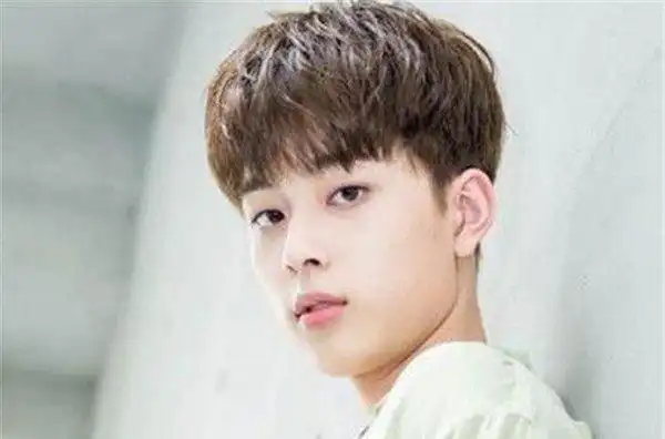 一头垂落感的波波头短发搭配,8款男生最帅气学生党发型,开学了剪一个