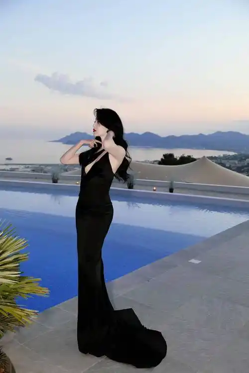 范冰冰受邀出席传奇超模naomi campbell在戛纳的生日晚宴.