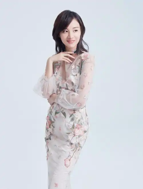 章龄之白纱长裙写真曝光 明眸皓齿仙气十足