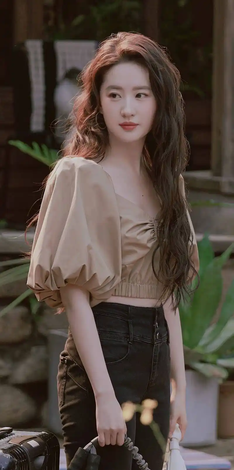 刘亦菲长发飘飘优雅恬静写真_巅峰