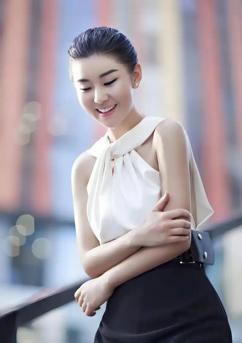 李小萌:肉感美的引领者,时尚界的智慧型诠释者 李小萌,一位在娱乐圈中