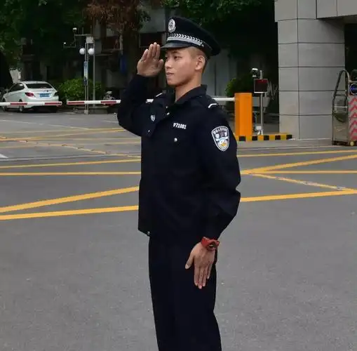 长袖制式衬衣,是警察在夏末秋初时,天气还未完全变凉,穿春秋执勤服显