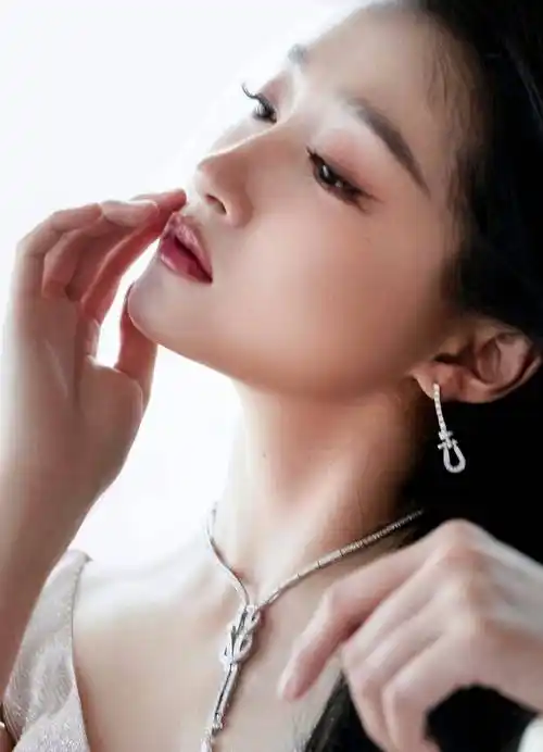 关晓彤香槟色水光裙优雅写真_美得_礼服_鹿晗