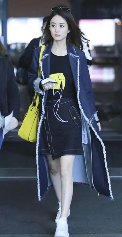 曾经,在某次机场街拍时,赵丽颖还是太瘦了,走机场穿牛仔