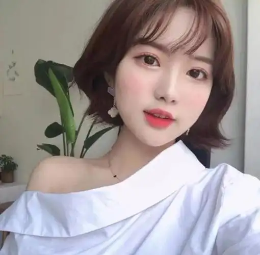 大饼脸的女孩子,选对了发型比减肥来的实在,网友:短发很瘦脸(胖脸女生