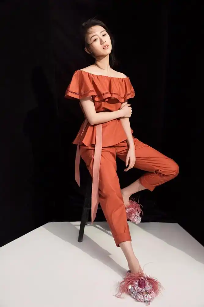 袁冰妍曝全新时尚大片 展现三种风格的精致美