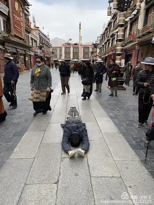 寺前终日香火缭绕,信徒们虔诚的叩拜在门前的青石地板上留下了等身长