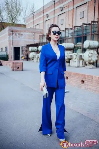 李依晓春日飒爽街拍 蓝色西装大秀长腿好身材 - 明星图片新闻 - 新闻