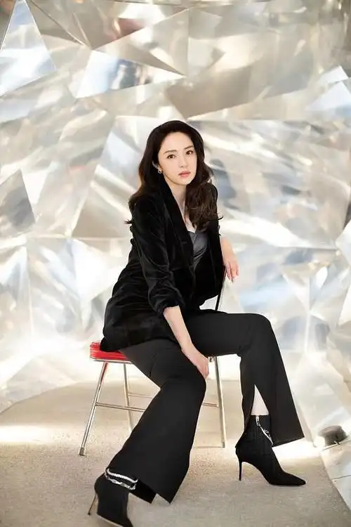 董璇的气质感好强黑色西装配真丝吊带干练还不失女人味超赞