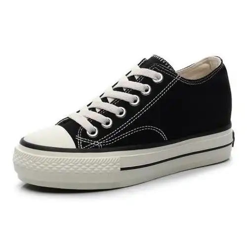 帆布鞋轻便舒适不说,而且还十分百搭.