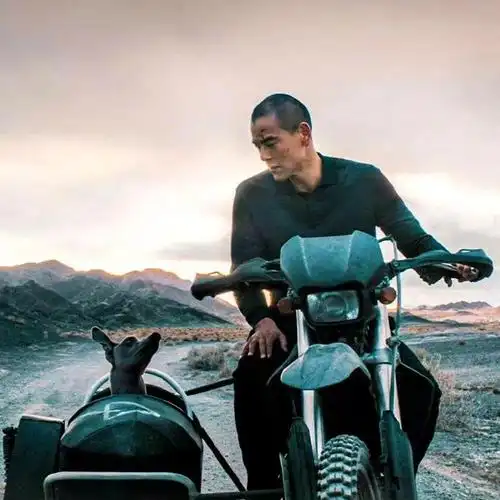 看这条动态的ip显示地点为西班牙,彭于晏离法国戛纳已经十分近了.