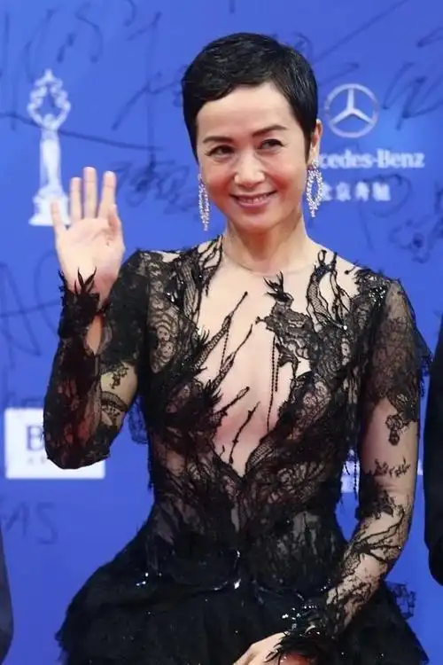 蒋雯丽短发造型美感不足,身穿黑色优雅礼服,还是没有女人味