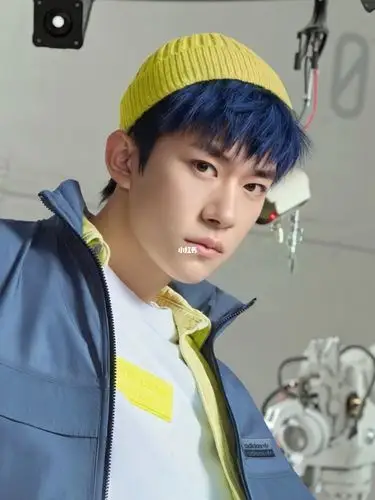 分享一组蓝头发的烊烊 换壁纸啦冲冲冲_壁纸_易烊千玺_易烊千玺未来