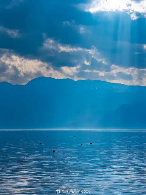 人间仙境泸沽湖,美到窒息,晨雾缭绕,流云如画,雪山耸立,蓝湖如镜,五彩