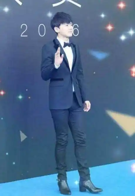 ""身高不够鞋跟来凑,是和山下智久穿的同一双吗?""增高