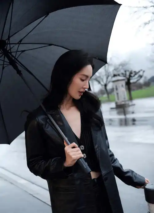 金晨 撑伞大片,全黑look复古随性_高清图集_新浪网