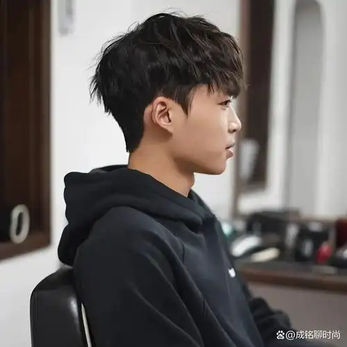 从纹理烫,到锡纸烫,再到黑人烫比比皆是,而小男生喜欢的摩根烫,束状