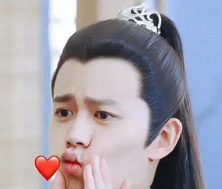 任嘉伦嘟嘟嘴好可爱请问这位哥哥是吃可爱长大的嘛