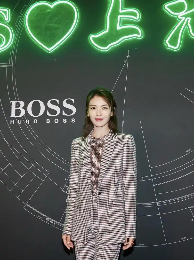 原创41岁刘涛职场穿搭干练时尚,波波头短发配格子西服套装,漂亮大方