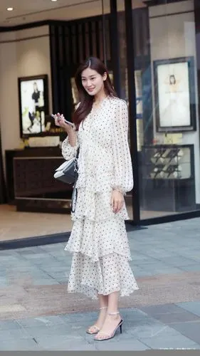 穿裙子的季节,加上波点元素的裙装搭配,让美女着装不乏味__凤凰网