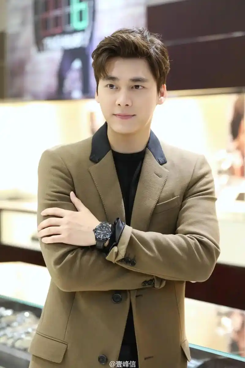 趁还有他的照片发一个.#愿秋风不燥岁月静好你我皆安 #李易峰 - 抖音