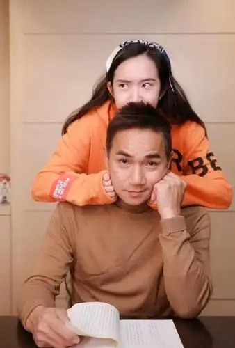 56岁骆达华近0度下水拍戏嘴唇冻乌紫挣钱全给老婆买珠宝