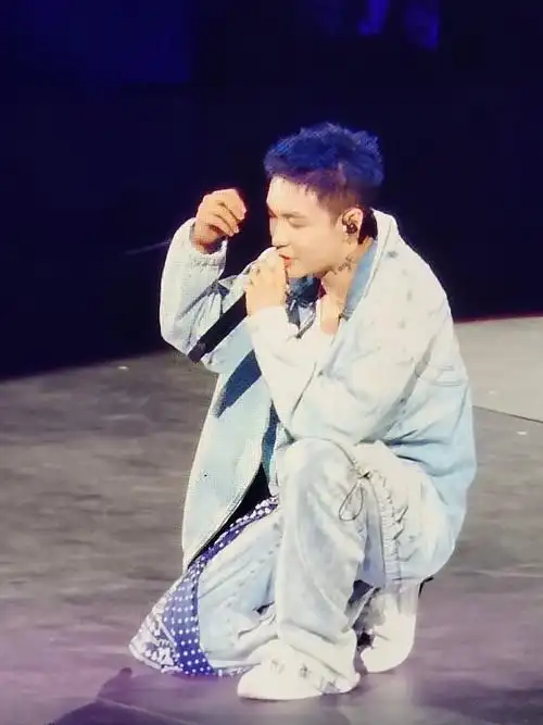 张艺兴蓝色碎盖短发##张艺兴蓝色缤纷前刺