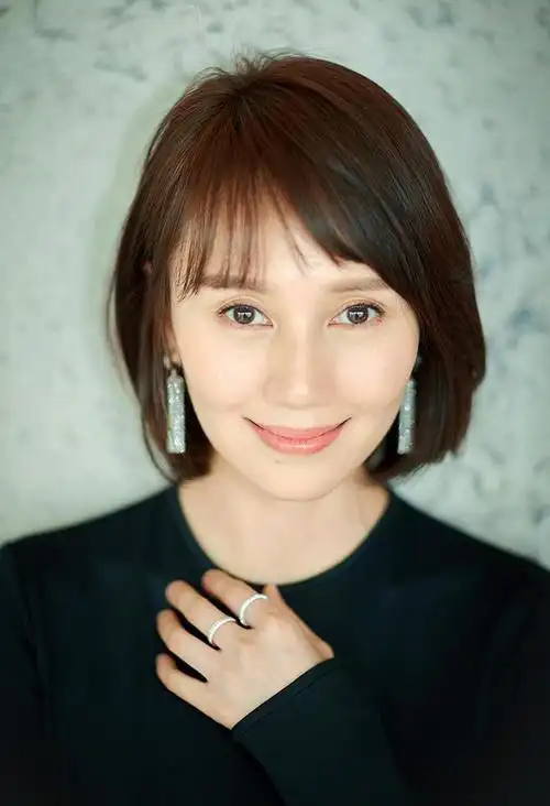 女人过了40岁尽量少烫大妈卷试试这4种发型时髦显气质