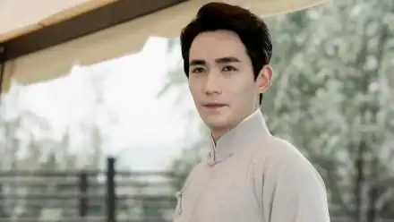 朱一龙的民国长衫造型,很是成熟稳重,不愧是剧抛脸