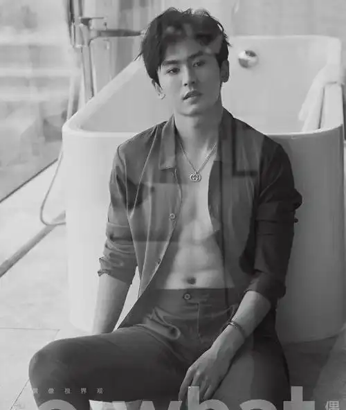 30岁张哲瀚身材照帅上热搜这翘臀是认真的吗