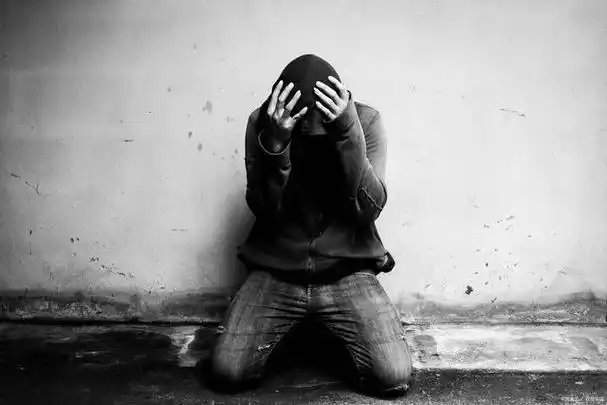 它会使人们的情绪产生极大的波动,导致他们感到沮丧,绝望和无助