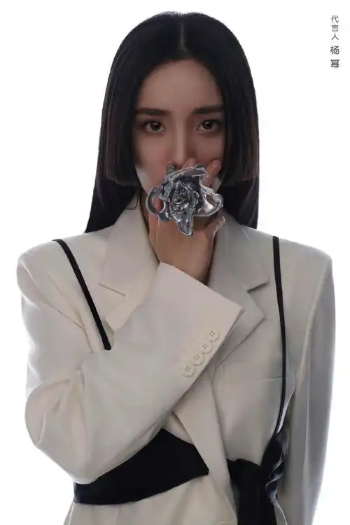 杨幂品牌大片白色收腰西装黑色蝴蝶结造型腰带加公主切造型