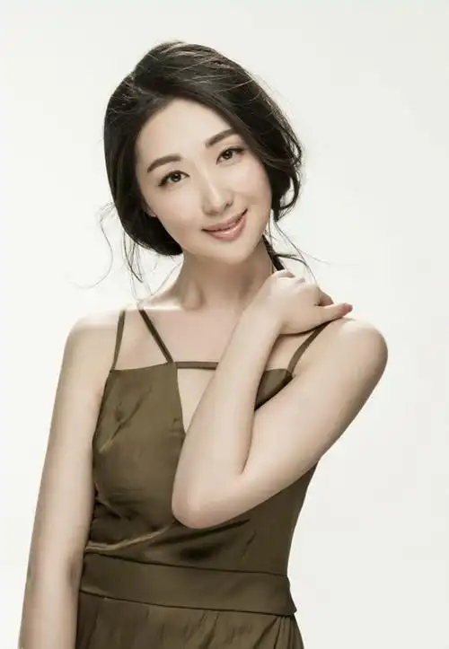 涂黎曼曝时尚写真 温婉迷人展魅力[20p]