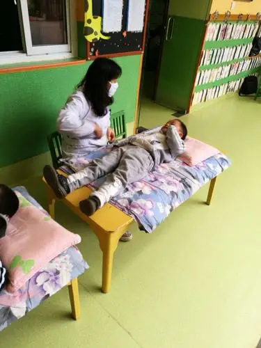 今天宝贝们在幼儿园体检了,个个都很勇敢哦,采血都没有哭