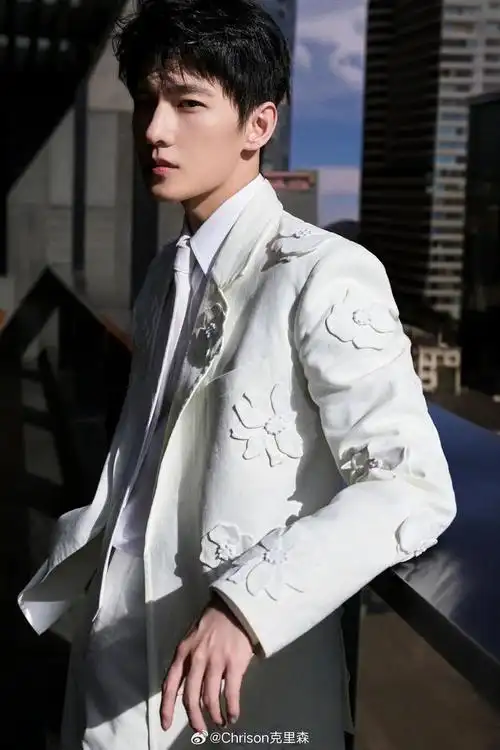 杨洋 x loreal┊ 今日活动造型图集释出,上身valentino立体印花白西装