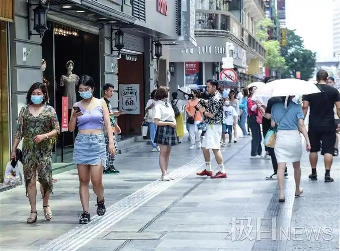 武汉重回暑热天气步行街上仍行人如织