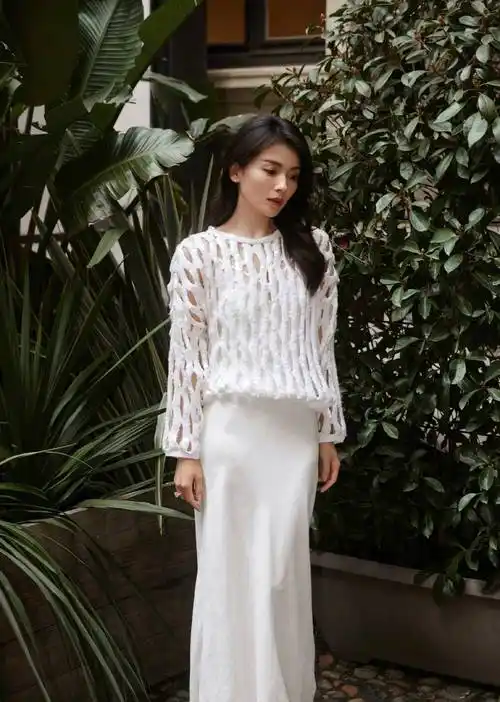刘涛晒出一张白色长裙搭配破洞上衣的美照,气质精致,柔美动人_镂空