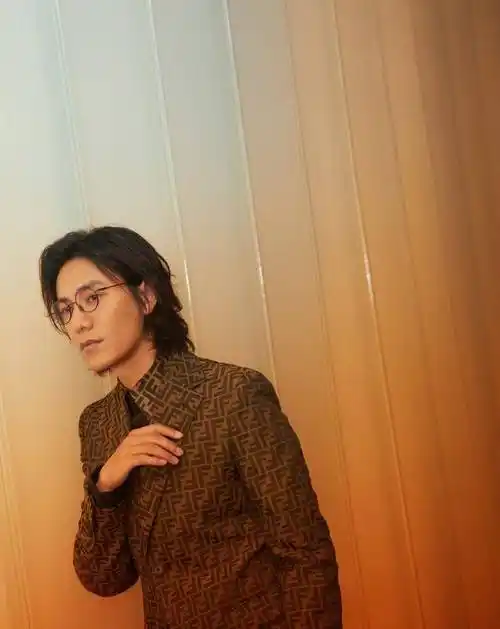 或者扎起丸子头穿上长风衣,一身黑的搭配显得腿更长,走路都带风.