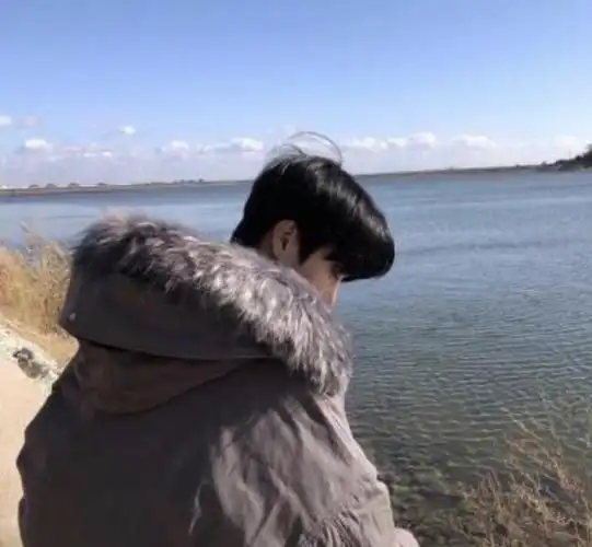 一个男人孤独沧桑背影图片