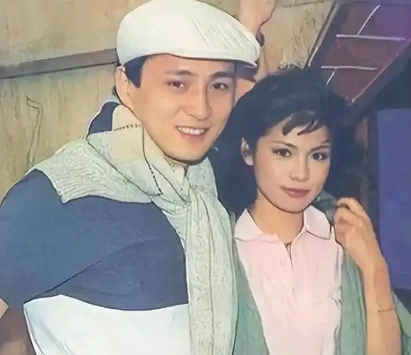 回顾翁美玲葬礼,刘德华黄日华扶灵,汤镇业任凭喊骂神情悲哀_黄蓉_金庸