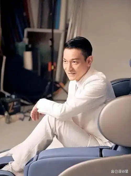 62岁刘德华近照老态龙钟头发花白啤酒肚显现一脸愁容网友震撼