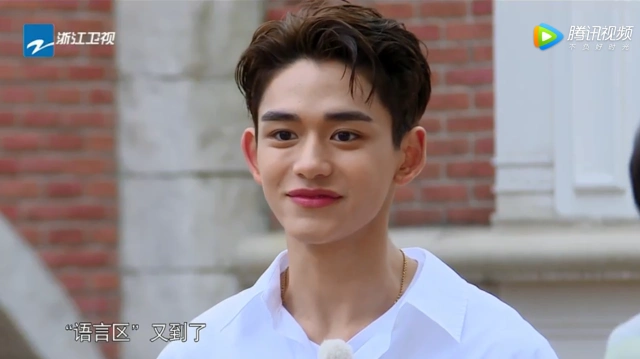 黄旭熙击掌欢迎兄弟回归,却暴露了手上的"头绳",旁边