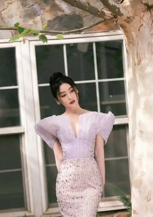袁姗姗淡紫色蝶翼礼服,清新淡雅!_身材_娱乐_圈子